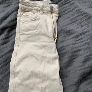 Weekday jeans - jättefina ljusa jeans från weekday! Köpta i somras för 500kr, säljer för 100kr! De är vida! Högmidjade! 