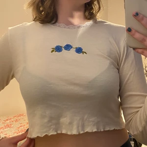 sommartopp  - gullig sommartopp med rosor. köpte den på urban outftiers förra sommarn men endast använd två gånger så den är i nyskick. jättefin spetskrage och letuce hem på armarna och botten. 