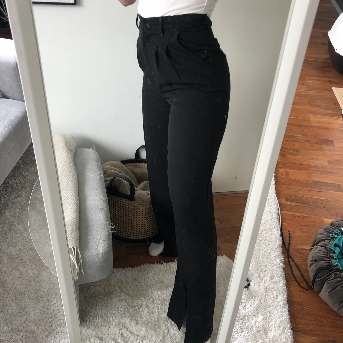 Svarta raka kostymbyxor med slits