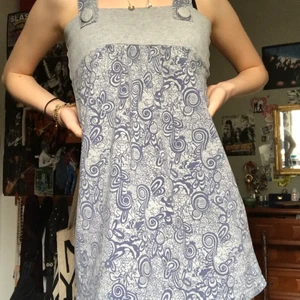 Cool klänning - Skitcool klänning som är väldigt kort, så passar även att ha som lång tröja. Väldigt y2k vibe.  