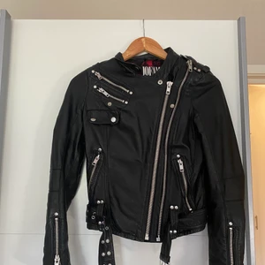 Jofama By Kenza skinnjacka strl 32 - Välbevarad skinnjacka från Jofama by Kenza. Stått några år i garderoben utan att användas. Inga skador, inpregnerad och omhändertagen. Storlek 32 (lite större i storlekarna, töjs vid regelbunden användning). 