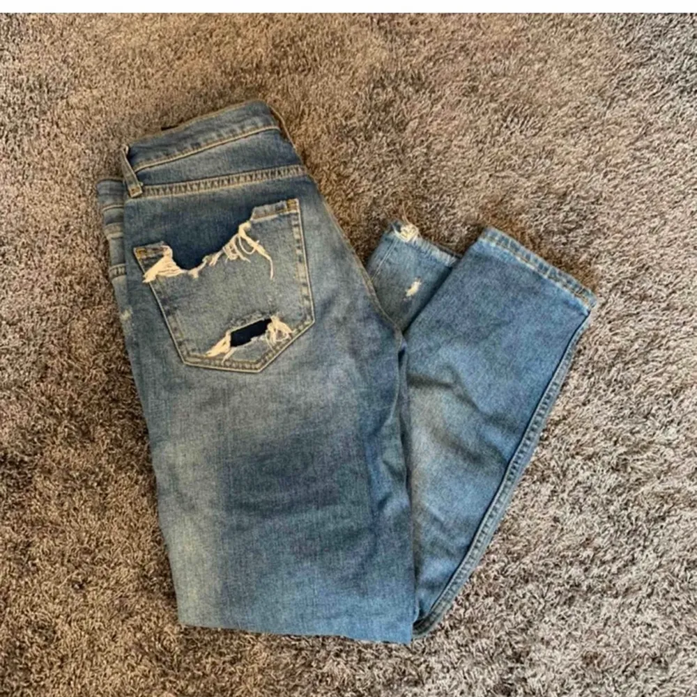 Slitna jeans från zara! Jättesnygga till sommaren🤩. Jeans & Byxor.