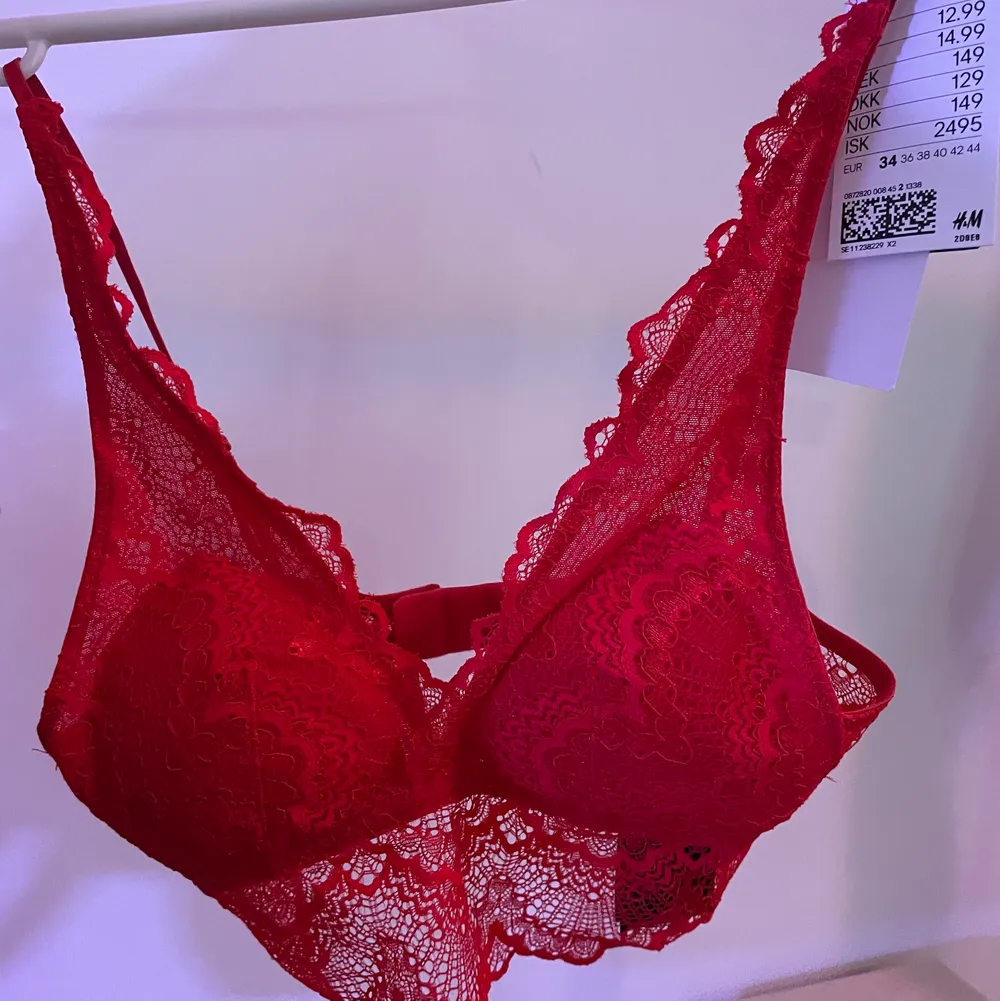 Trendig röd bh som man kan göra till bralette. Helt oanvänt endast testad, säljer då den var för liten. Gratis frakt 🌷❣️❣️köpt för 149kr, gratis frakt . Accessoarer.