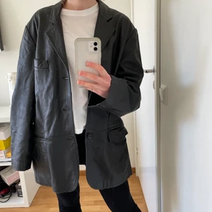 Oversize skinnjacka/blazer - Oversize skinnjacka köpt secondhand! Säljer pga att den inte kommit till användning 💘 Strl L-XL men passar ju de flesta strl oversize!