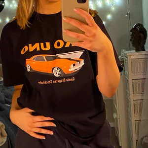 T-shirt M - Svart T-shirt. Snyggt tryck från sko Uno. Storlek M.