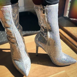 Glittriga skor - Väldigt fina skor som jag säljer på grund av att dem är för små för mig. Endast testade.  Högsta bud vinner, sätter sluttid när första bud kommer