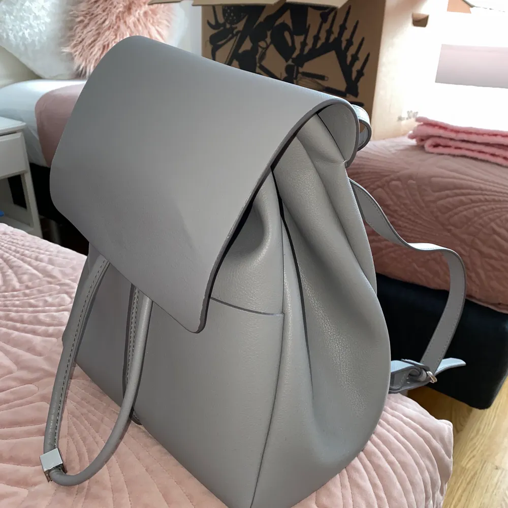 Mycket fin grå ryggsäck från Zara. Helt ny. Väskor.