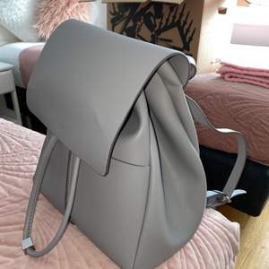 Mycket fin grå ryggsäck från Zara. Helt ny
