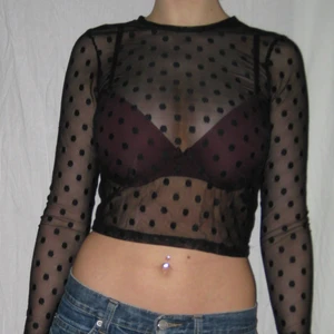 Topp - Riktigt snygg topp från monki! Passar st Xs/s. Köparen står själv för frakt eller så möts vi upp i Sthlm🌹