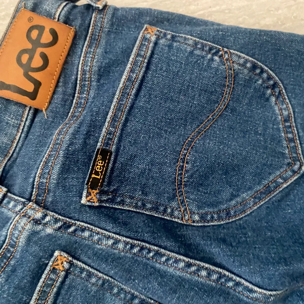Fina Lee jeans i storlek xs, sitter mycket fint i midjan, formar kroppen. Nypris: 1000kr, knappt använda. Jeans & Byxor.