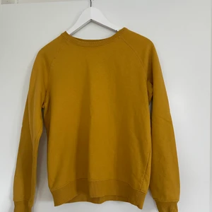 Gul tröja  - En gul tröja som jag köpte för något år sedan. Använd enstaka gånger men ser som ny ut. Storlek XS! 