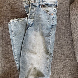 Jeans  - Ett par blå ”mom jeans” med hål på knäna. Näst intill oanvända. Jag är 170cm och dem slutar precis vid fotknölarna på mig!