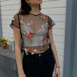 Somrig topp  - Udda topp nakd c genomskinlig med blommor Så passar jätte fint till sommaren , använd fåtal gånger , kan möts eller fraktas ❤️