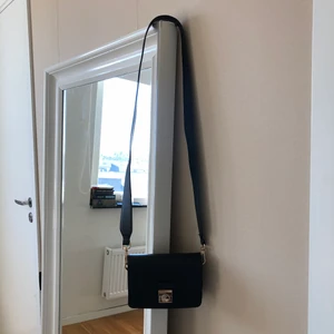 Handväska  - Söt liten väska med ett tjockare band. Perfekt att ha mobil, nycklar och liten plånbok i. Det mest nödvändiga rymms alltså! 