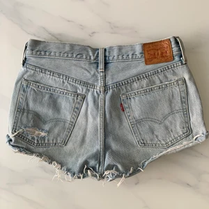Levis 501 shorts - Säljer dessa snygga Levis 501 shorts i storlek W28. Fint skick och säljes pga att dom är för stora på mig. Nypris 699kr. Spårbar frakt 66kr💙