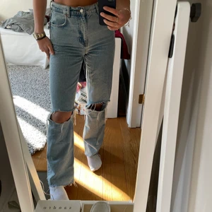 Populära Zara jeans - Säljer dessa populära Zara jeans i storlek 38. Jag har använt dessa jeans minst 5 gånger så känner att det är bättre att jag säljer dom. Dom finns inte kvar på hemsidan men jag säljer dom i minst lika fint skick. Jag är 175 cm lång och är perfekta för mig i längden.💕