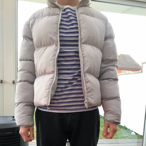 Pufferjacket strl XS/S - Säljer min pufferjacket då den gjort sitt för det här året, användes i januari månad, väldigt bra skick