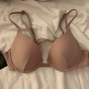 Helt ny bikiniöverdel från Nelly lapparna kvar! - Säljer denna fina bikiniöverdel från Nelly, eftersom att den tyvärr var för stor för mig. Storlek 80B. Nypris 249kr