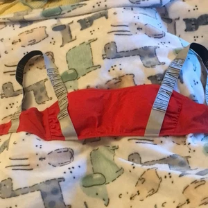 120kr - Calvin Klein bikini överdel i storlek S provad men aldrig använd då den kom i fel storlek säljer 120kr+ frakt 24kr😊 nypriset var 600kr