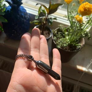 Halsband med kristall - Halsband med grå kedja och en svart kristall. Aldrig använda
