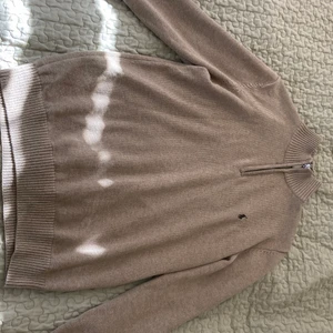 Ralph lauren crew neck sweater brown - Här är en Ralph lauren crew neck sweater i brun. Jag väljer att sälja denna då jag ej använder den. Bud börjar på 380 kr.