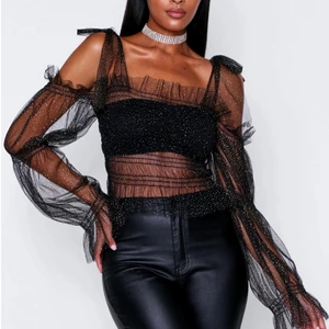 Glittrig mesh topp - Säljer denna guldglittriga topp som är slutsåld från boohoo, kan lösa flera bilder 😊 stretchig så passar nog mellan 34-38