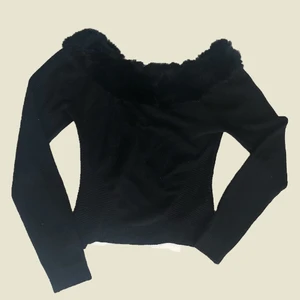 Topp med päls - 🌟 Nedsatt pris, doneras snart!🌟🪞Ribbad topp med fluff på axlarna och halsringen. 🪞4/5 skick. 