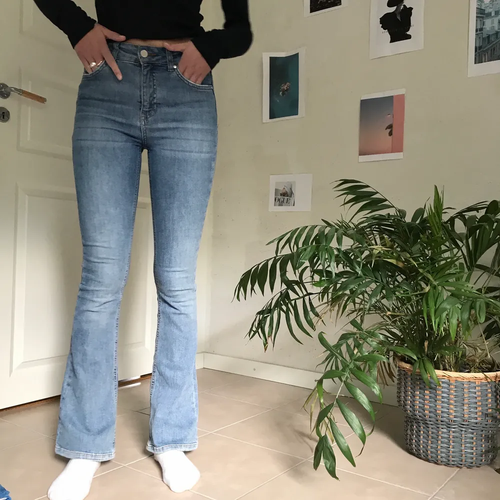 Supersnygga bootcutjeans i storlek xs/s. Passar perfekt nu till våren🌸🌸. Köparen står för frakt!. Jeans & Byxor.