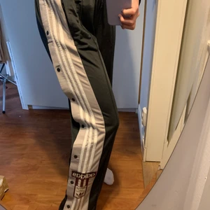Adidas byxor - Adidas track pants i storlek 38/M! Använda max 5 gånger, så fint skick! (OBS; är inte samma färg som den bilden från hemsidan, utan dom bilderna som är tagna i spegeln är de rätta färgerna)                                                                              Om många är intresserade blir det budbing i kommentarsfältet! 
