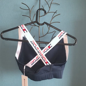 Tommy Hilfiger Sport BH - Helt oanvänd sport bh, storleken är S/M men skulle mer säga XS/S. Inköpspris ca 600kr 