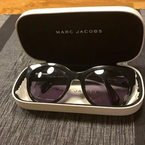 Marc Jacobs solglasögon - Fint skick. Inga defekter mer än att man ser att dem använts. Ordinarie pris 4000kr 