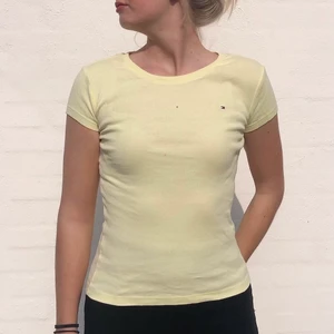 Hilfiger t shirt  - 120kr inklusive frakt 💛 100kr om vi möts upp!