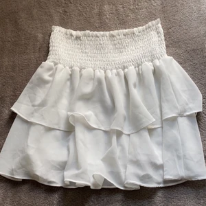 Vit sommarkjol - Fin och trendig sommarkjol, endast testad 1 gång. Storlek M men passar en som har storlek S. Köpt för 500 i Göteborg 