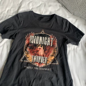 Vintage T-shirt i storlek xs - Säljer min t shirt från Gina trikot is storlek xs då jag inte behöver den längre. Den är i bra form då jag bara använt den några få gånger