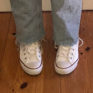 Snygga converse - lägger ut dessa igen pga oseriös köpare. materialet gör de mer skyddade från vatten än vanliga converse. Dom är Endast provade inomhus. Läder aktigt matrial. Säljer pågrund av att de är förstora och de kommer inte till användning. Kontakta mig privat vid intresse☺️