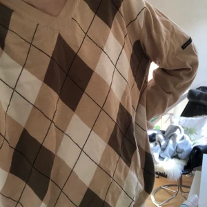 Argyle sweater - Säljer denna argyle sweater, sitter oversize på mig som har s. Frakt tillkommer:)