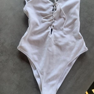Baddräkt  - Säljer denna superfina baddräkt då den tyvärr blivit lite för liten för mig. Den är i storlek S men det går att justera toppen med snörningen! Den har en djup rygg och är högmidjad.❤️❤️