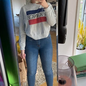 Sweatshirt - Grå sweatshirt med tryck på framsidan, sitter superskönt och är lite oversized 