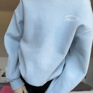 Blå sweatshirt! - Superfin, storlek XS! Använd någon gång, pris går att diskutera🤍