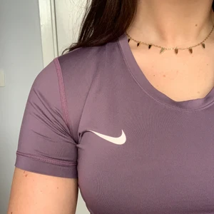 Nike T-shirt  - Splitterny Träningstshirt från Nike i strl S. Nike märket är helt intakt. Nämn ett pris som känns rimligt för dig vid intresse! Meddela mig för fler bilder eller frågor!