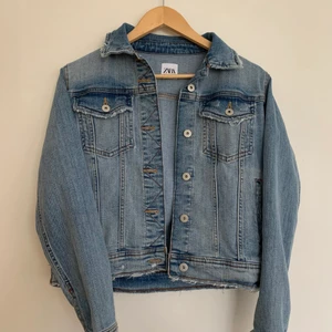 Zara jeansjacka - En jättefin jacka i S från Zara inköpt 2019, dock endast använd en gång då jag sedan inte kom i den längre. Den är därför i väldigt fint skick, har rymliga fickor nere & två mindre uppe. 