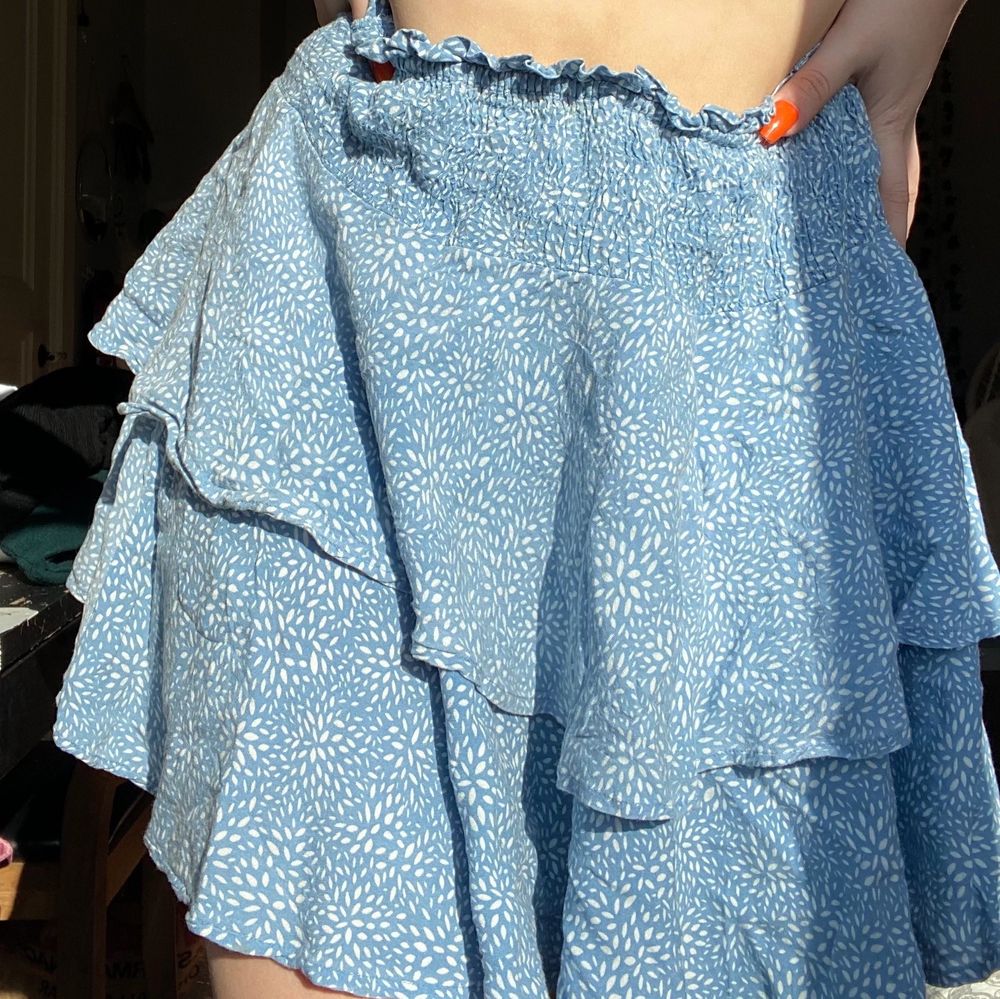 Blå blommig kjol - Kjolar | Plick Second Hand