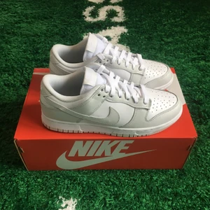 Nike dunk low photon dust - Size US 8W = EU 39. Brand new. All og. 2150 sek / 215 €. Buyer pays the shipping cost. For more information please go visit @xhibitshop on instagram.