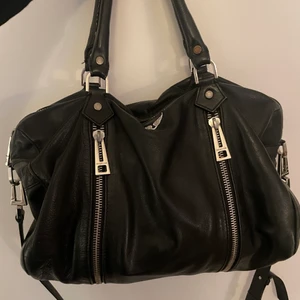 Zadig & Voltaire väska - Pris går att diskuteras!💕                                            Säljer min Zadig & Voltaire väska. Några år gammal och har använts en del. Men den är hel och ren, inga hål eller liknade. Skinnet är fint och den har två fickor i sig. Rymlig och stor, nästan som en weekend bag. Nypris när jag köpte: cirka 6500kr. 