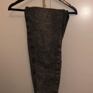 Gråa jeans  - Har aldrig använts 