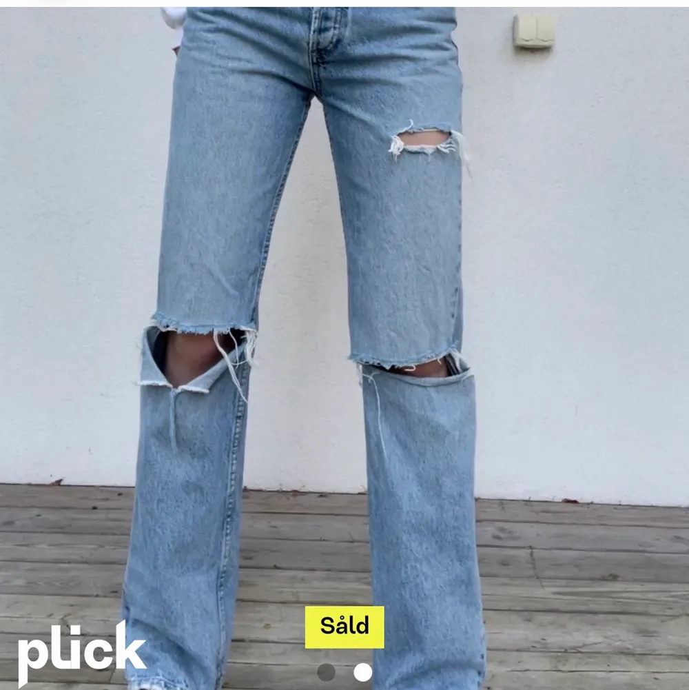 Jättesnygga jeans med slitningar från Zara🤩 De är helt nya med prislappen kvar! Säljer för att de var för stora för mig💗                                                                      OBS andra bilden är inte min. Skriv privat ifall ni vill ha bild på byxorna. Jeans & Byxor.