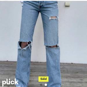 Jättesnygga jeans med slitningar från Zara🤩 De är helt nya med prislappen kvar! Säljer för att de var för stora för mig💗                                                                      OBS andra bilden är inte min. Skriv privat ifall ni vill ha bild på byxorna