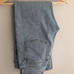Croppade jeans - Croppade jeans i något utsvängd modell. Mycket bra skick!