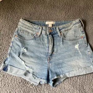 Jag säljer ett par Ripped Jeans Shorts i storlek 38 från H&M. Dem köptes i somras men är använda en eller två gånger. Dem är i bra skick och ser ut som dem gjorde när dem var nyköpta. Skriv i kommentarsfältet vid intresse! 🤍Kram