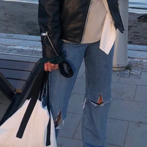 Weekday jeans rowe  - Populära jeans från weekday som jag har klippt vid knäna, skriv för fler bilder:) Köparen står för frakt (69kr)😁🥰🥳